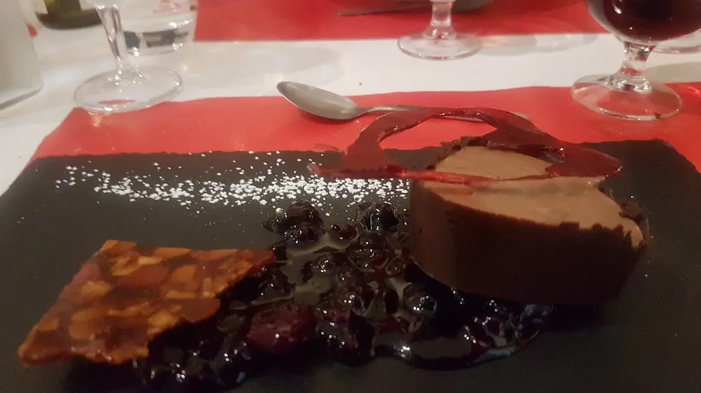 Coeur Fondant Au Chocolat Et Coulis de Fruits Rouges
