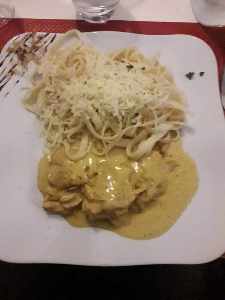 Emincé de Poulet Curry Jaune Avec Tagliatelles
